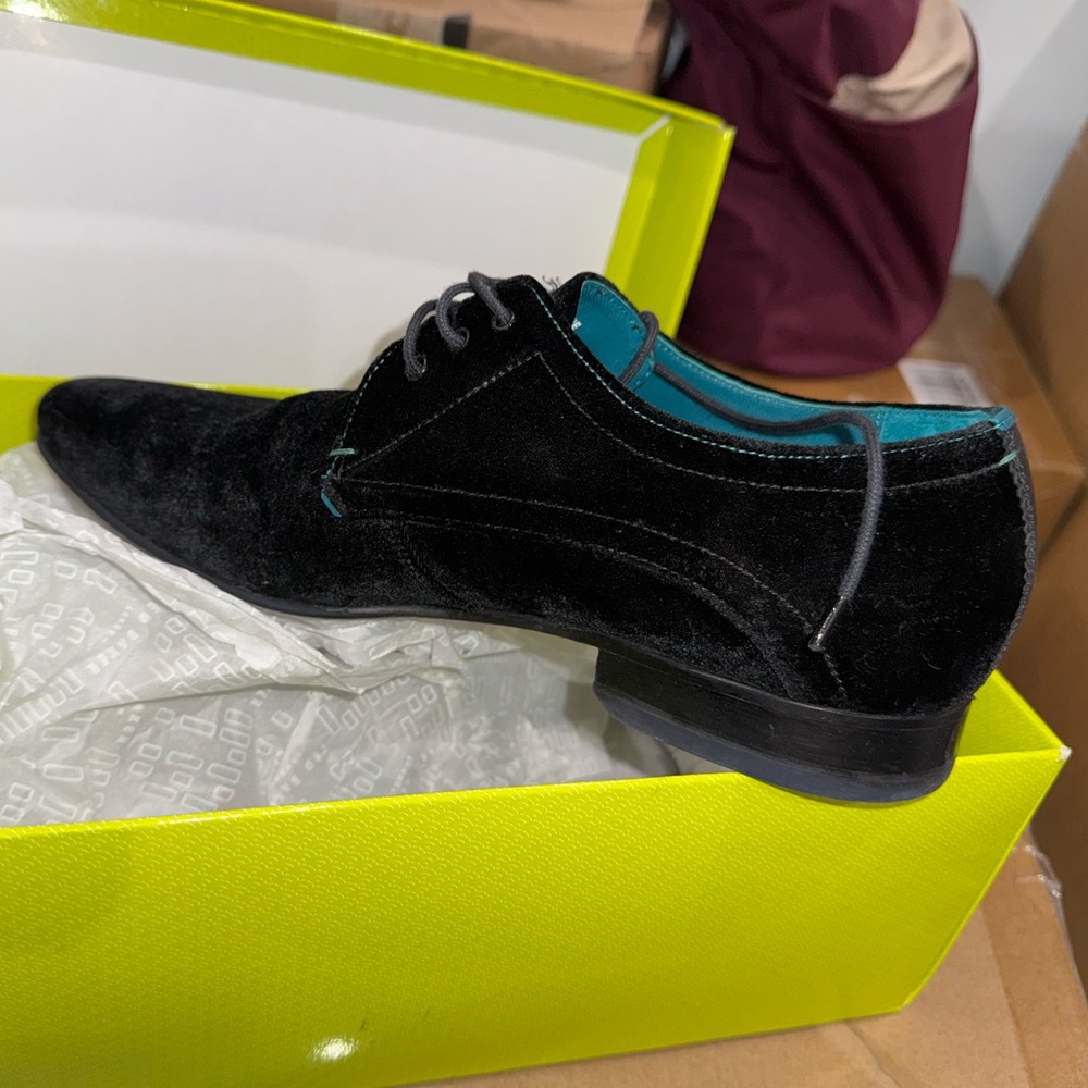 Men’s 8.5 velvet dress shoe